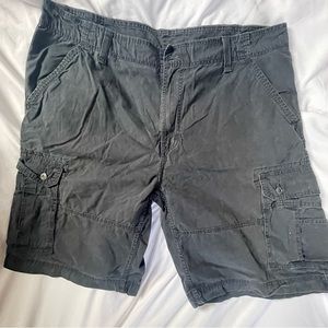 Levi’s Men’s Navy Blue Cargo shorts - size 42